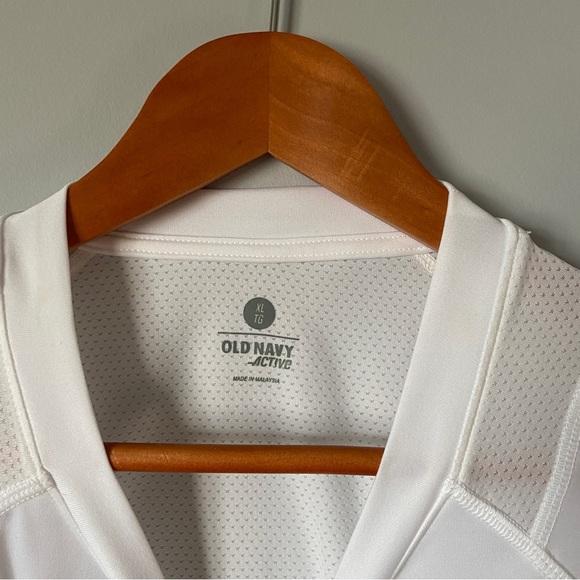 Old Navy Active | White T-shirt - Picture 3 of 4